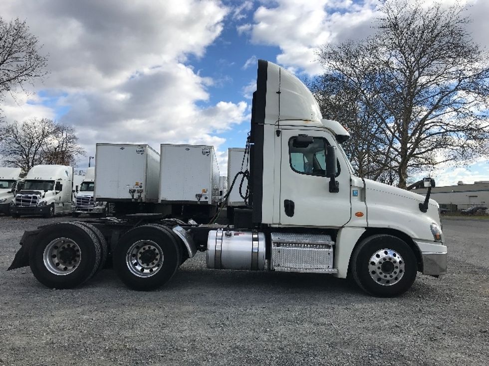 Day Cab Tractor-Heavy Duty Tractors-Freightliner-2019-Cascadia 12564ST-Cleona-PA-609,460\n\t\tmiles-$ 24,250 - Image 8