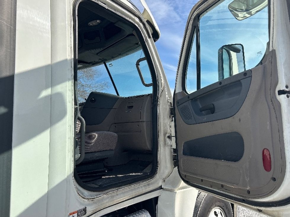 Day Cab Tractor-Heavy Duty Tractors-Freightliner-2019-Cascadia 12564ST-Cleona-PA-751,613\n\t\tmiles-$ 24,250 - Image 12