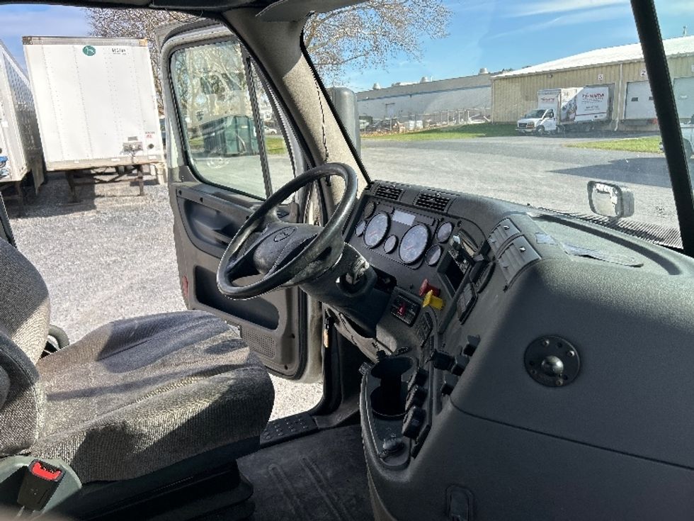 Day Cab Tractor-Heavy Duty Tractors-Freightliner-2019-Cascadia 12564ST-Cleona-PA-751,613\n\t\tmiles-$ 24,250 - Image 14