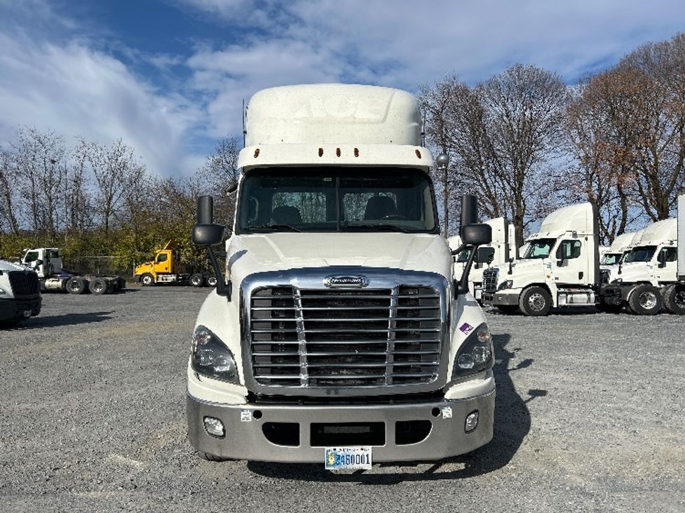 Day Cab Tractor-Heavy Duty Tractors-Freightliner-2019-Cascadia 12564ST-Cleona-PA-751,613\n\t\tmiles-$ 24,250 - Image 2
