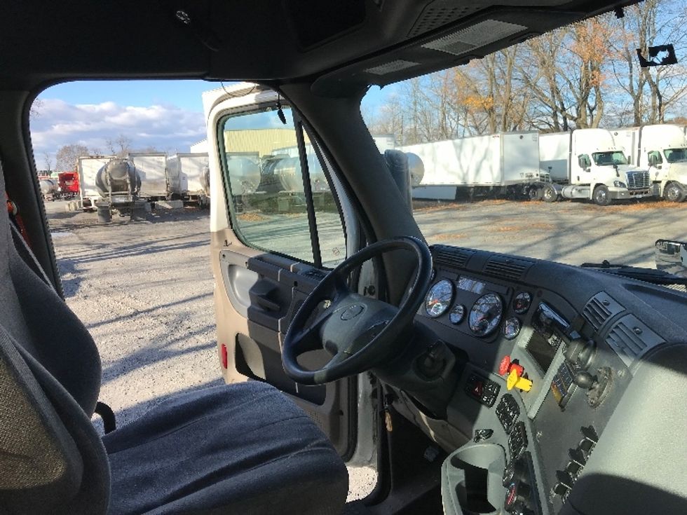 Day Cab Tractor-Heavy Duty Tractors-Freightliner-2019-Cascadia 12564ST-Cleona-PA-754,800\n\t\tmiles-$ 24,250 - Image 14