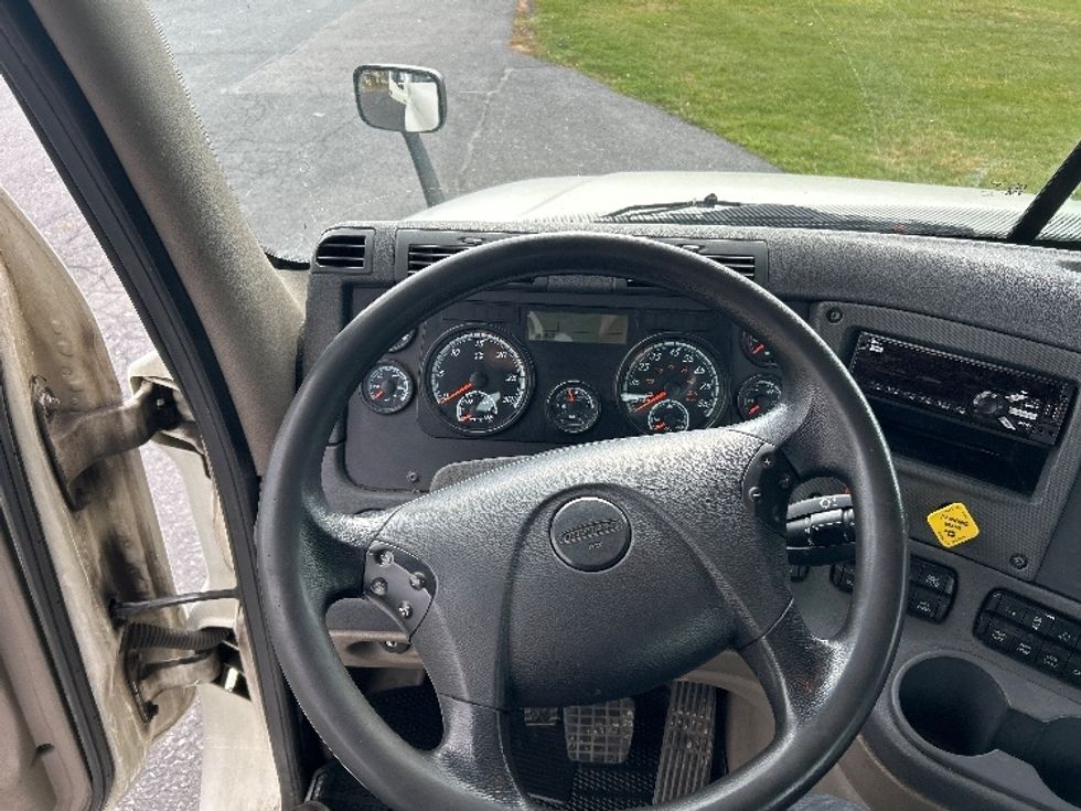 Day Cab Tractor-Heavy Duty Tractors-Freightliner-2019-Cascadia 12564ST-Cleona-PA-785,454\n\t\tmiles-$ 24,250 - Image 11