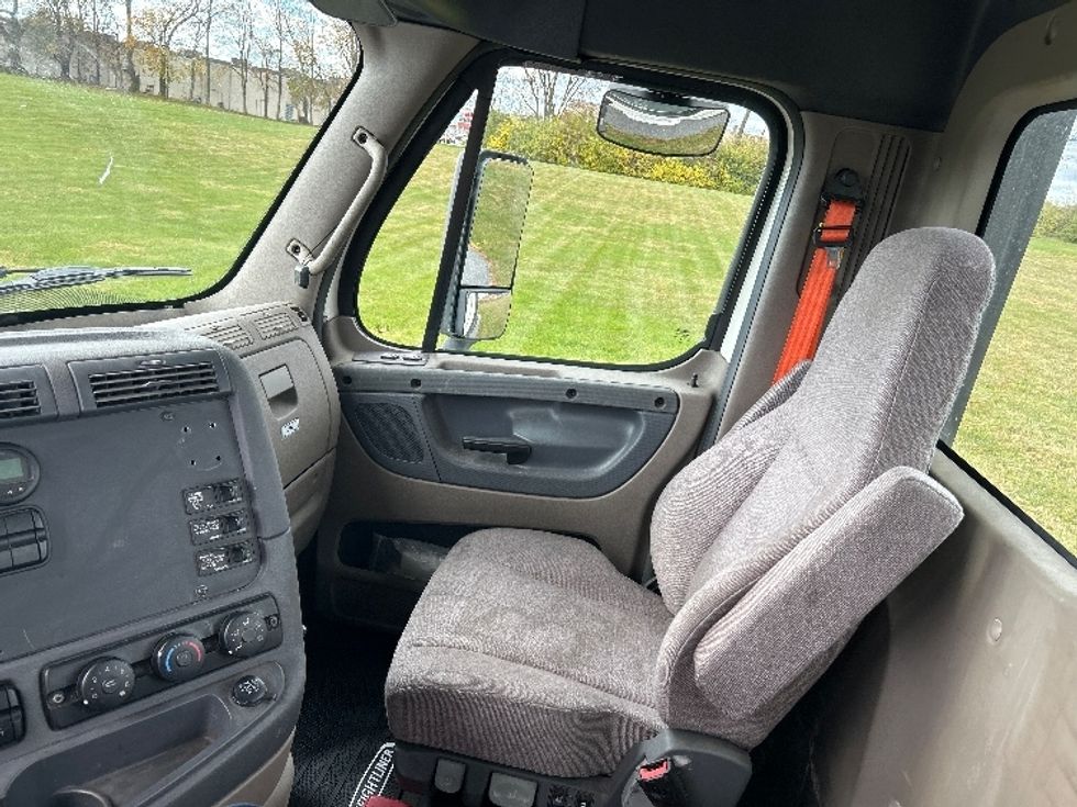 Day Cab Tractor-Heavy Duty Tractors-Freightliner-2019-Cascadia 12564ST-Cleona-PA-785,454\n\t\tmiles-$ 24,250 - Image 12