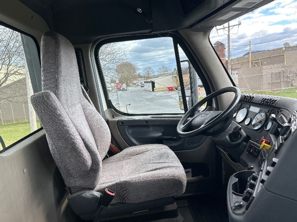 Day Cab Tractor-Heavy Duty Tractors-Freightliner-2019-Cascadia 12564ST-Cleona-PA-785,454\n\t\tmiles-$ 24,250 - Image 14