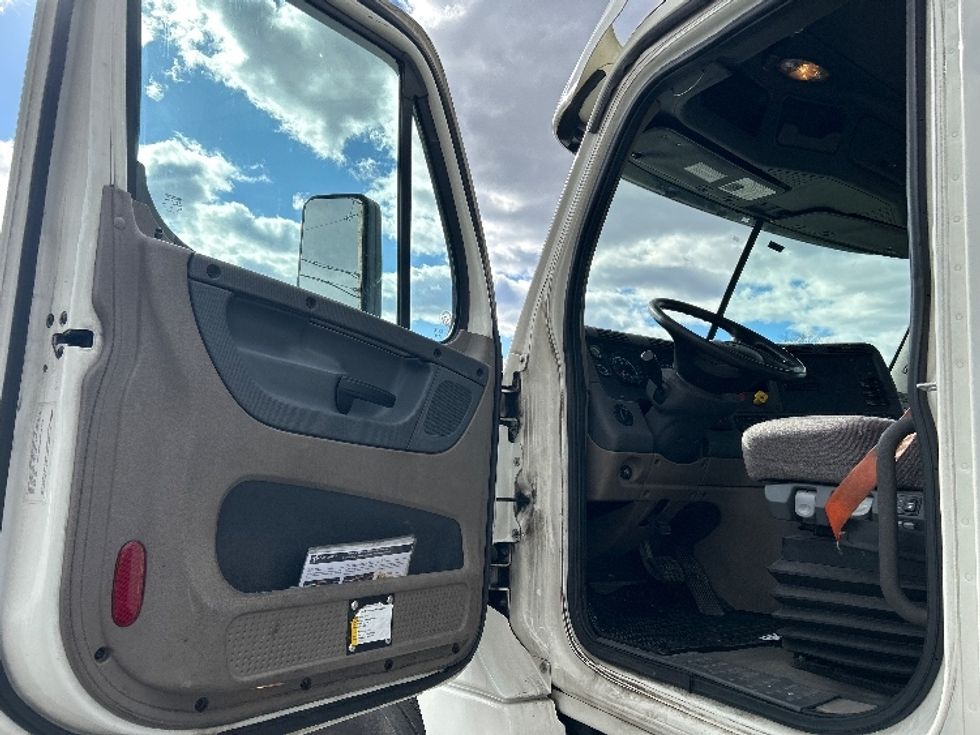 Day Cab Tractor-Heavy Duty Tractors-Freightliner-2019-Cascadia 12564ST-Cleona-PA-785,454\n\t\tmiles-$ 24,250 - Image 9