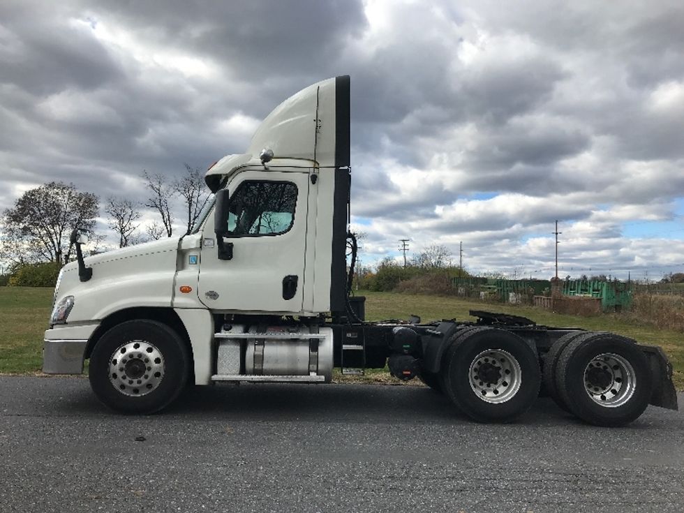 Day Cab Tractor-Heavy Duty Tractors-Freightliner-2019-Cascadia 12564ST-Cleona-PA-832,348\n\t\tmiles-$ 24,250 - Image 4