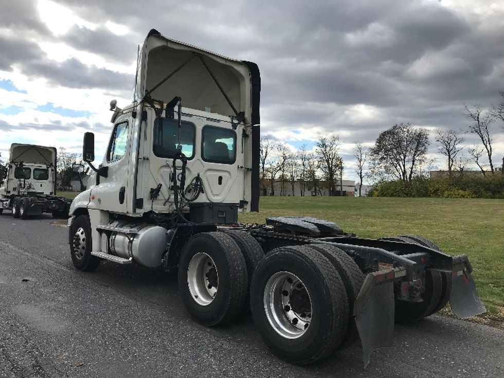 Day Cab Tractor-Heavy Duty Tractors-Freightliner-2019-Cascadia 12564ST-Cleona-PA-832,348\n\t\tmiles-$ 24,250 - Image 5