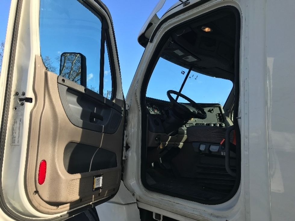Day Cab Tractor-Heavy Duty Tractors-Freightliner-2019-Cascadia 12564ST-Cleona-PA-832,348\n\t\tmiles-$ 24,250 - Image 9