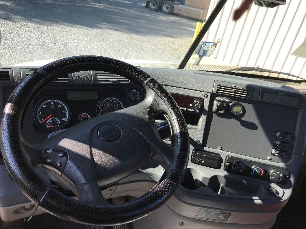 Day Cab Tractor-Heavy Duty Tractors-Freightliner-2019-Cascadia 12564ST-Cleveland-TN-396,025\n\t\tmiles-$ 54,750 - Image 11