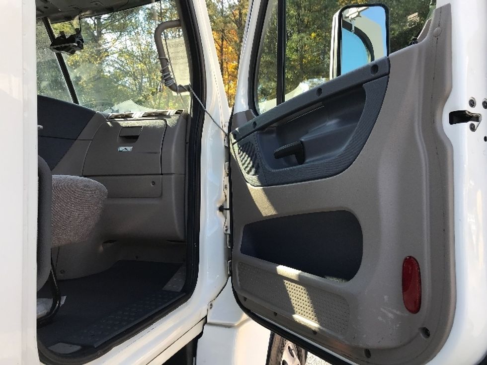 Day Cab Tractor-Heavy Duty Tractors-Freightliner-2019-Cascadia 12564ST-Cleveland-TN-396,025\n\t\tmiles-$ 54,750 - Image 12