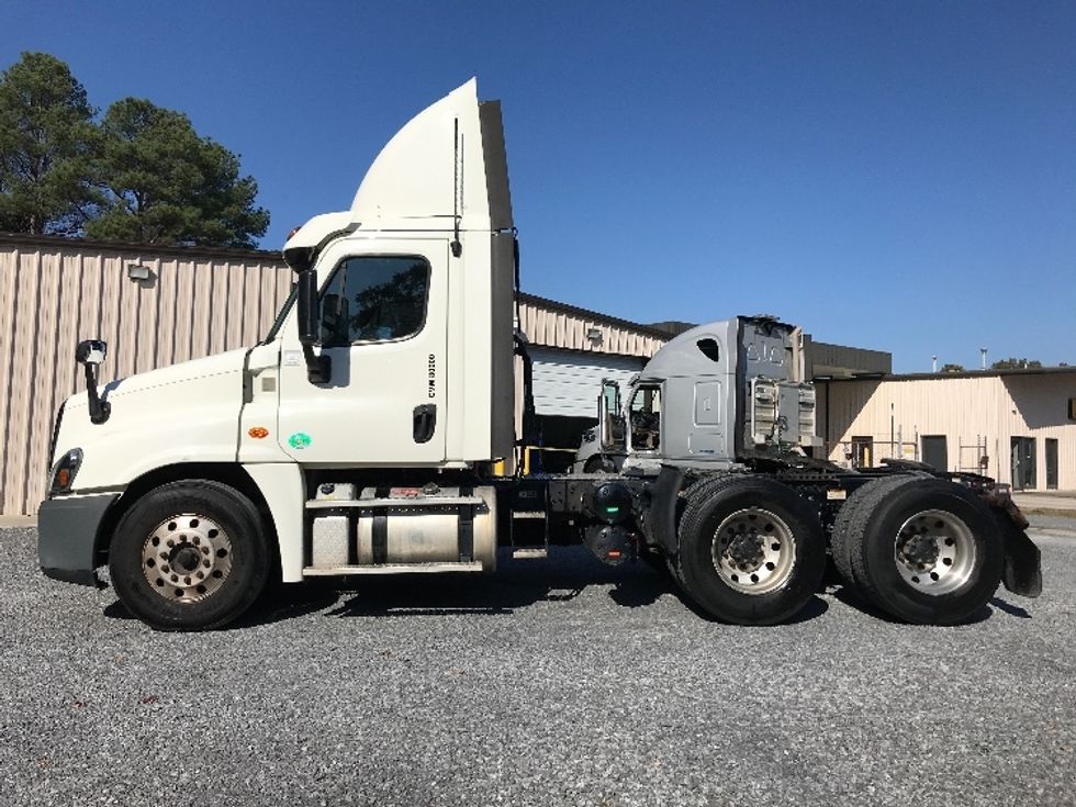 Day Cab Tractor-Heavy Duty Tractors-Freightliner-2019-Cascadia 12564ST-Cleveland-TN-396,025\n\t\tmiles-$ 54,750 - Image 4
