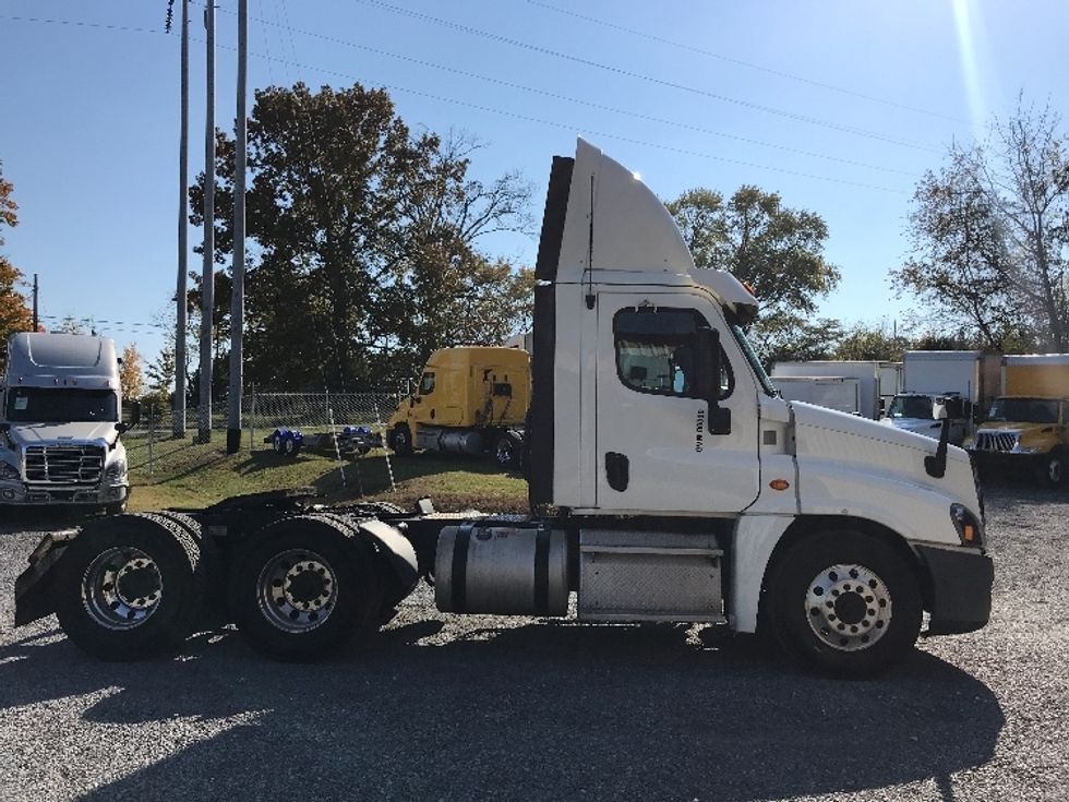 Day Cab Tractor-Heavy Duty Tractors-Freightliner-2019-Cascadia 12564ST-Cleveland-TN-396,025\n\t\tmiles-$ 54,750 - Image 8