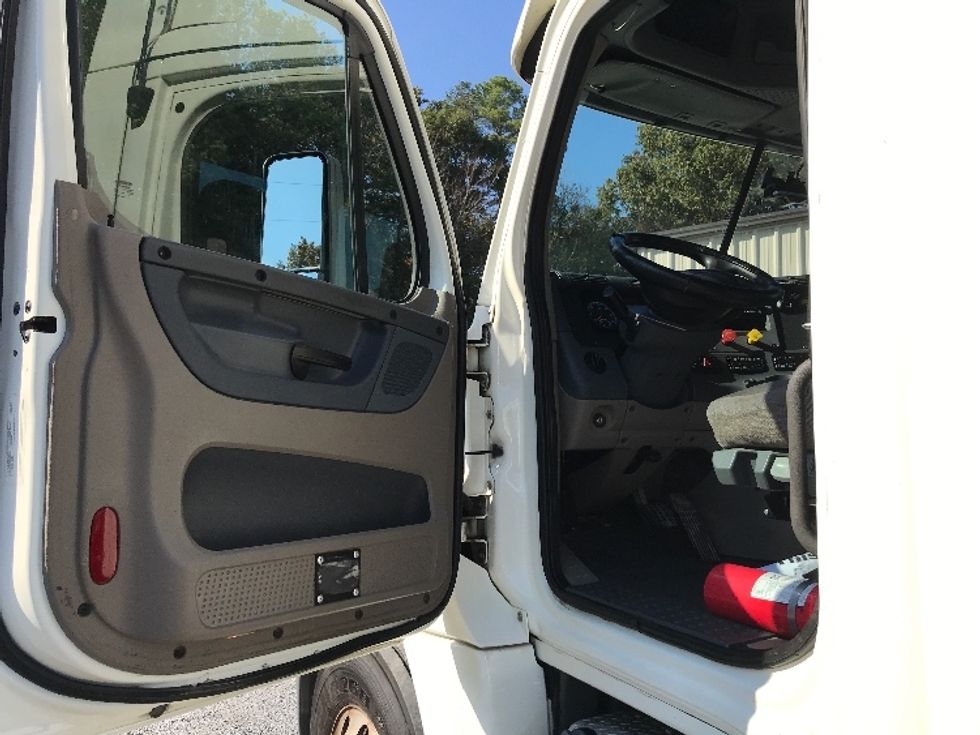 Day Cab Tractor-Heavy Duty Tractors-Freightliner-2019-Cascadia 12564ST-Cleveland-TN-396,025\n\t\tmiles-$ 54,750 - Image 9