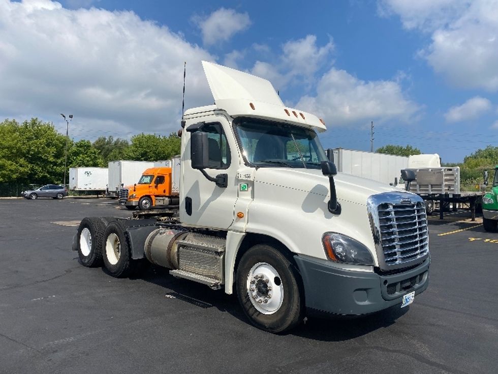 Day Cab Tractor-Heavy Duty Tractors-Freightliner-2019-Cascadia 12564ST-Comstock Park-MI-351,885\n\t\tmiles-$ 38,500 - Image 1