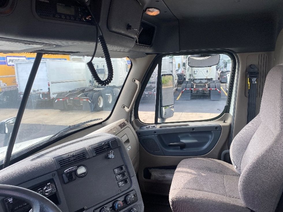 Day Cab Tractor-Heavy Duty Tractors-Freightliner-2019-Cascadia 12564ST-Comstock Park-MI-351,885\n\t\tmiles-$ 38,500 - Image 10