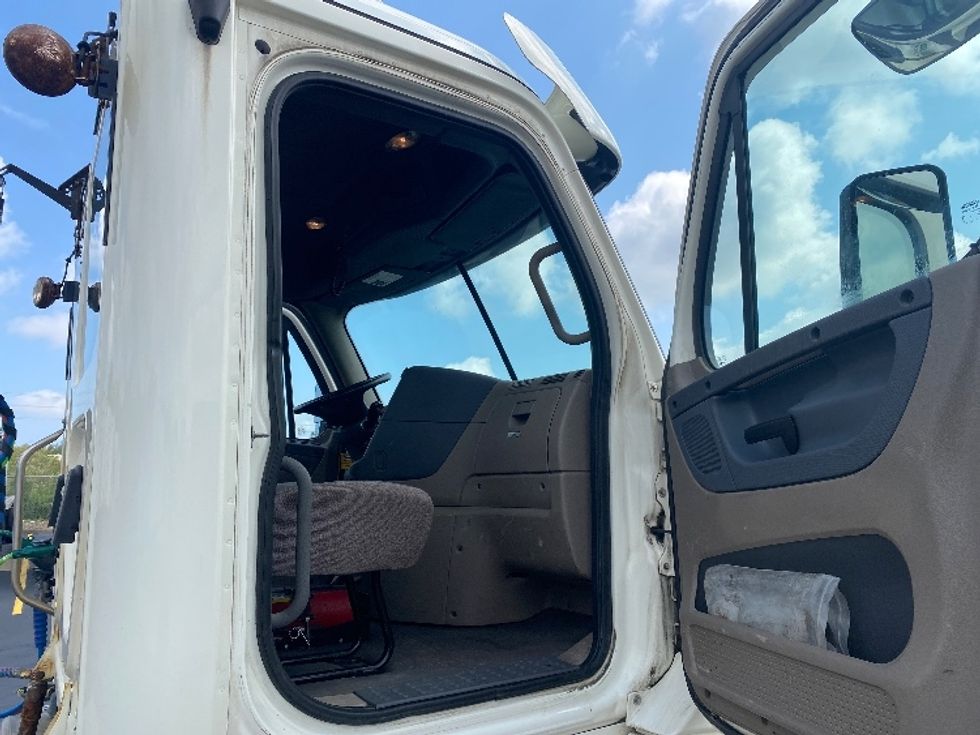 Day Cab Tractor-Heavy Duty Tractors-Freightliner-2019-Cascadia 12564ST-Comstock Park-MI-351,885\n\t\tmiles-$ 38,500 - Image 12