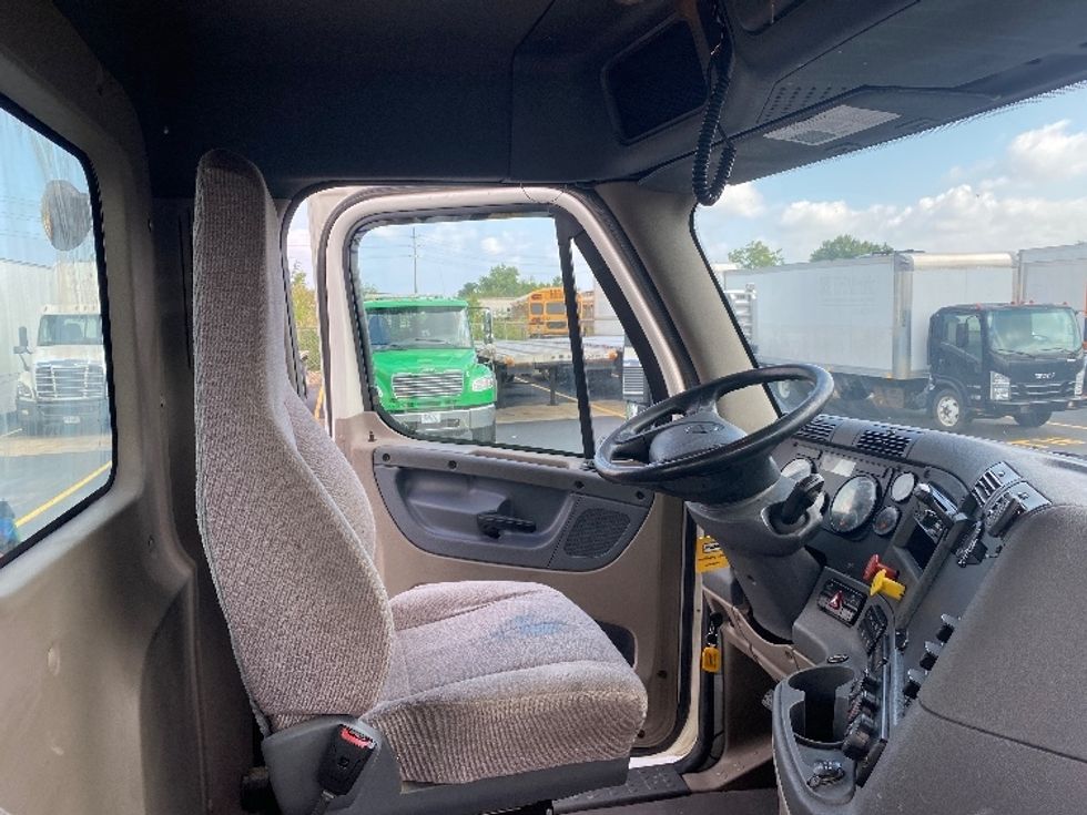 Day Cab Tractor-Heavy Duty Tractors-Freightliner-2019-Cascadia 12564ST-Comstock Park-MI-351,885\n\t\tmiles-$ 38,500 - Image 14