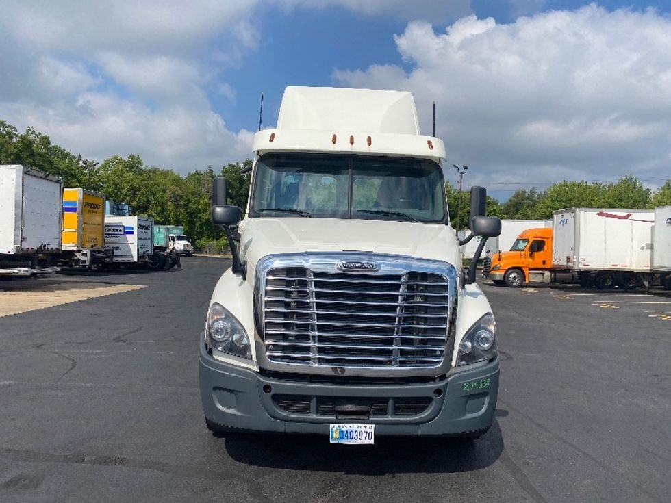 Day Cab Tractor-Heavy Duty Tractors-Freightliner-2019-Cascadia 12564ST-Comstock Park-MI-351,885\n\t\tmiles-$ 38,500 - Image 2