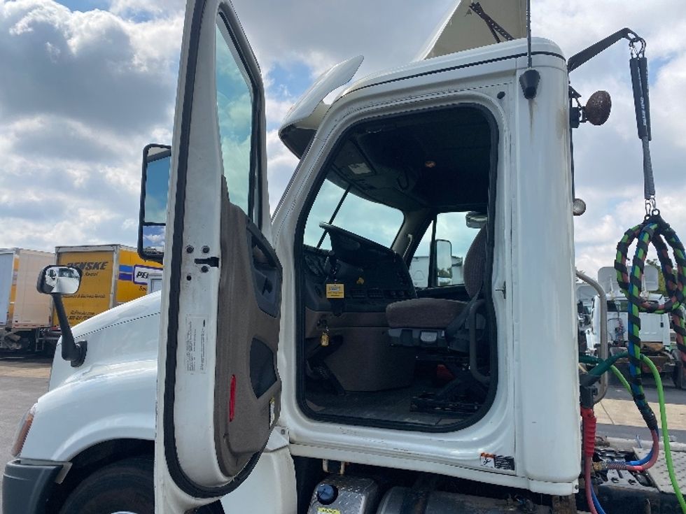 Day Cab Tractor-Heavy Duty Tractors-Freightliner-2019-Cascadia 12564ST-Comstock Park-MI-351,885\n\t\tmiles-$ 38,500 - Image 9