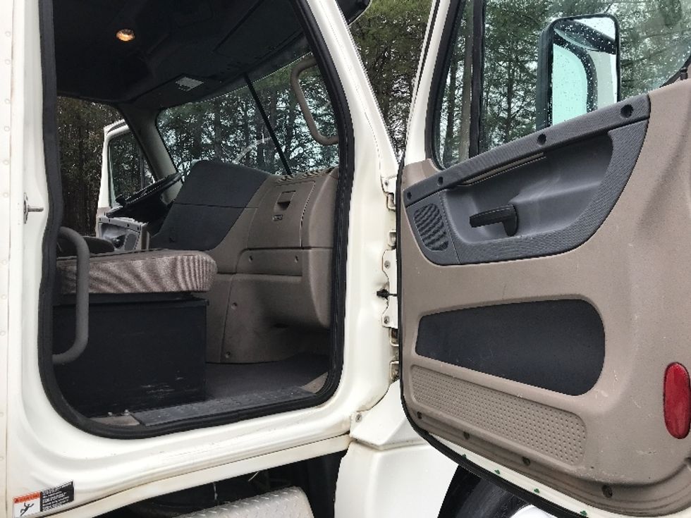 Day Cab Tractor-Heavy Duty Tractors-Freightliner-2019-Cascadia 12564ST-Conover-NC-194,141\n\t\tmiles-$ 51,250 - Image 12