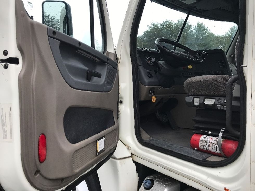 Day Cab Tractor-Heavy Duty Tractors-Freightliner-2019-Cascadia 12564ST-Conover-NC-194,141\n\t\tmiles-$ 51,250 - Image 9