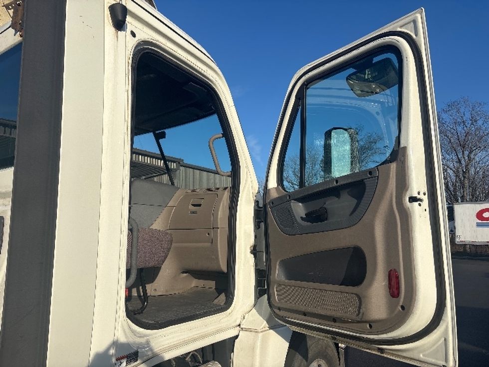 Day Cab Tractor-Heavy Duty Tractors-Freightliner-2019-Cascadia 12564ST-Cranbury-NJ-424,092\n\t\tmiles-$ 32,250 - Image 12