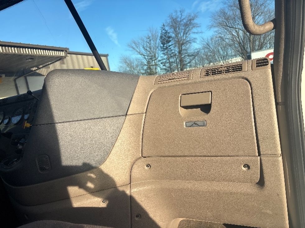 Day Cab Tractor-Heavy Duty Tractors-Freightliner-2019-Cascadia 12564ST-Cranbury-NJ-424,092\n\t\tmiles-$ 32,250 - Image 13