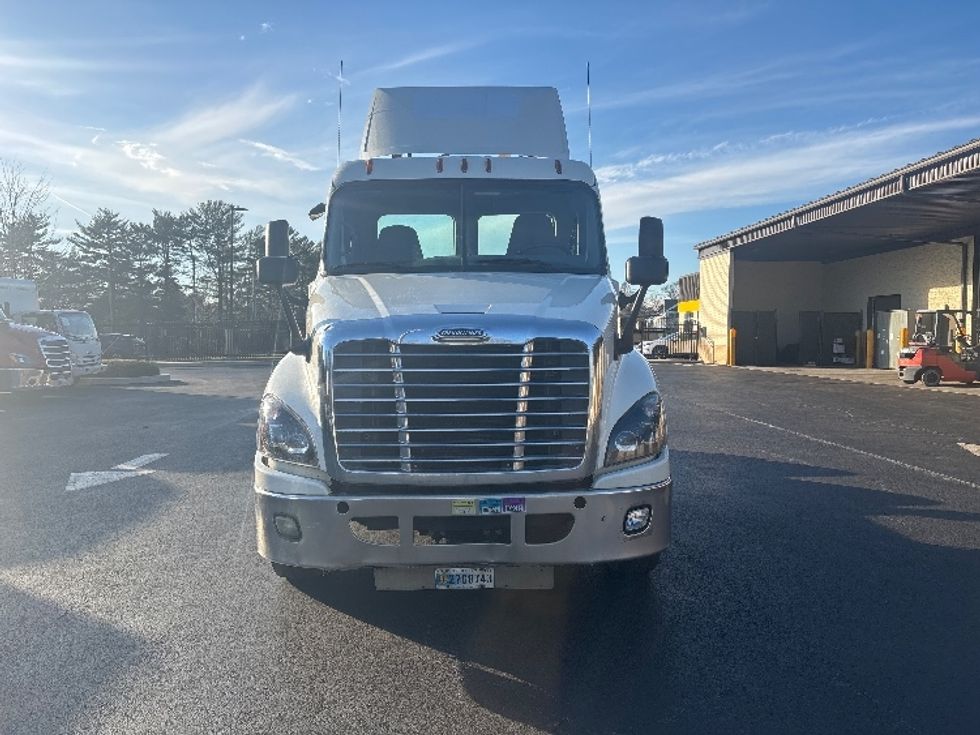 Day Cab Tractor-Heavy Duty Tractors-Freightliner-2019-Cascadia 12564ST-Cranbury-NJ-424,092\n\t\tmiles-$ 32,250 - Image 2