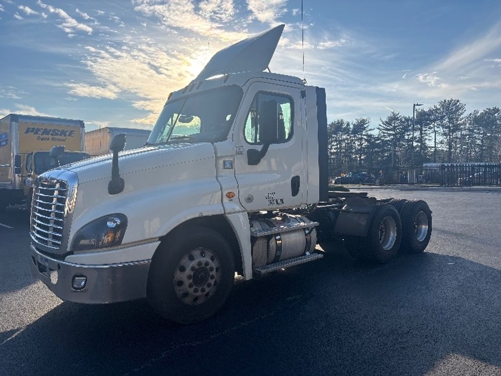 Day Cab Tractor-Heavy Duty Tractors-Freightliner-2019-Cascadia 12564ST-Cranbury-NJ-424,092\n\t\tmiles-$ 32,250 - Image 3