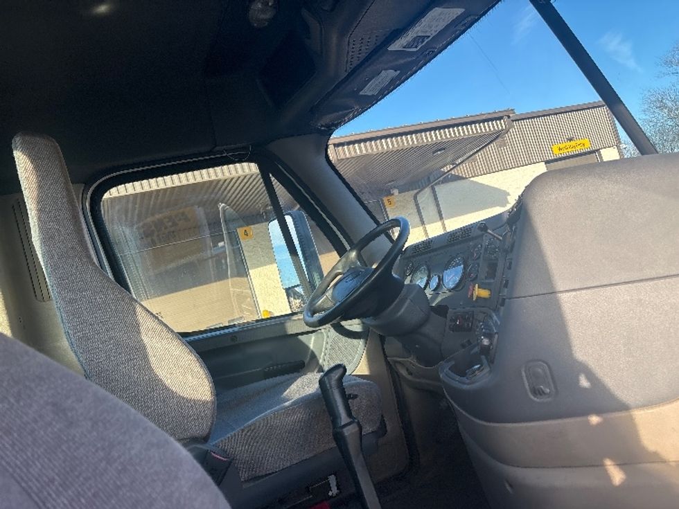 Day Cab Tractor-Heavy Duty Tractors-Freightliner-2019-Cascadia 12564ST-Cranbury-NJ-425,410\n\t\tmiles-$ 34,250 - Image 14