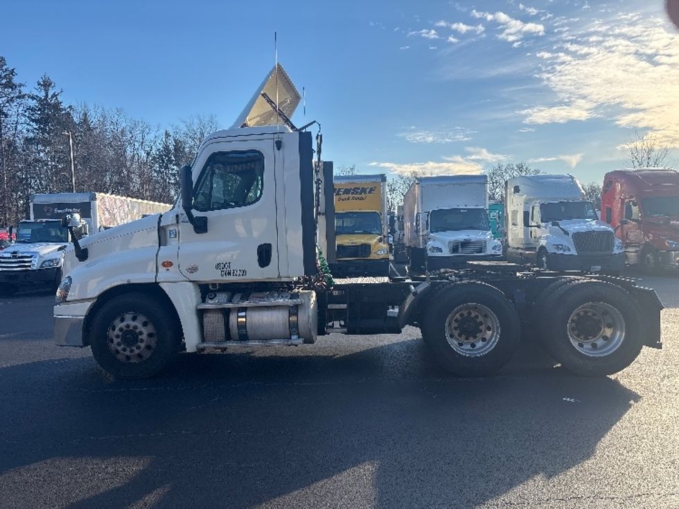 Day Cab Tractor-Heavy Duty Tractors-Freightliner-2019-Cascadia 12564ST-Cranbury-NJ-425,410\n\t\tmiles-$ 34,250 - Image 4