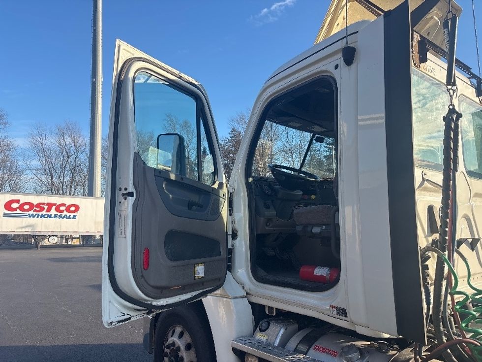 Day Cab Tractor-Heavy Duty Tractors-Freightliner-2019-Cascadia 12564ST-Cranbury-NJ-425,410\n\t\tmiles-$ 34,250 - Image 9