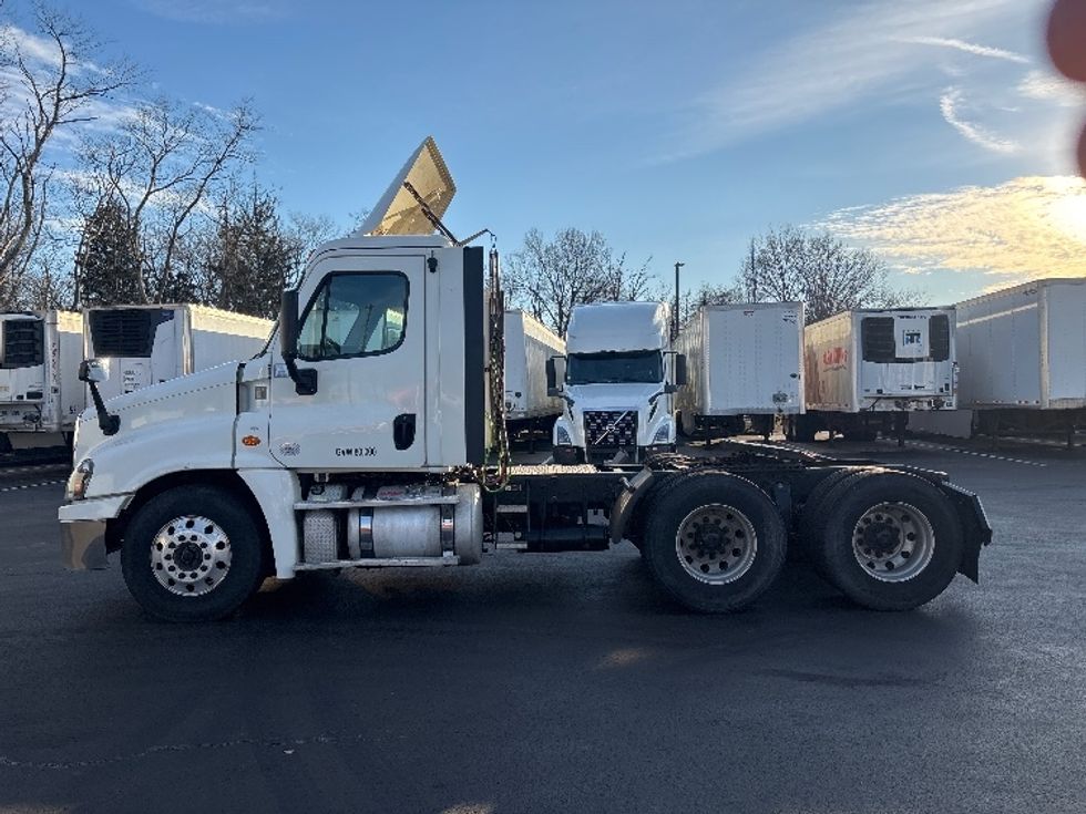 Day Cab Tractor-Heavy Duty Tractors-Freightliner-2019-Cascadia 12564ST-Cranbury-NJ-474,797\n\t\tmiles-$ 29,750 - Image 4