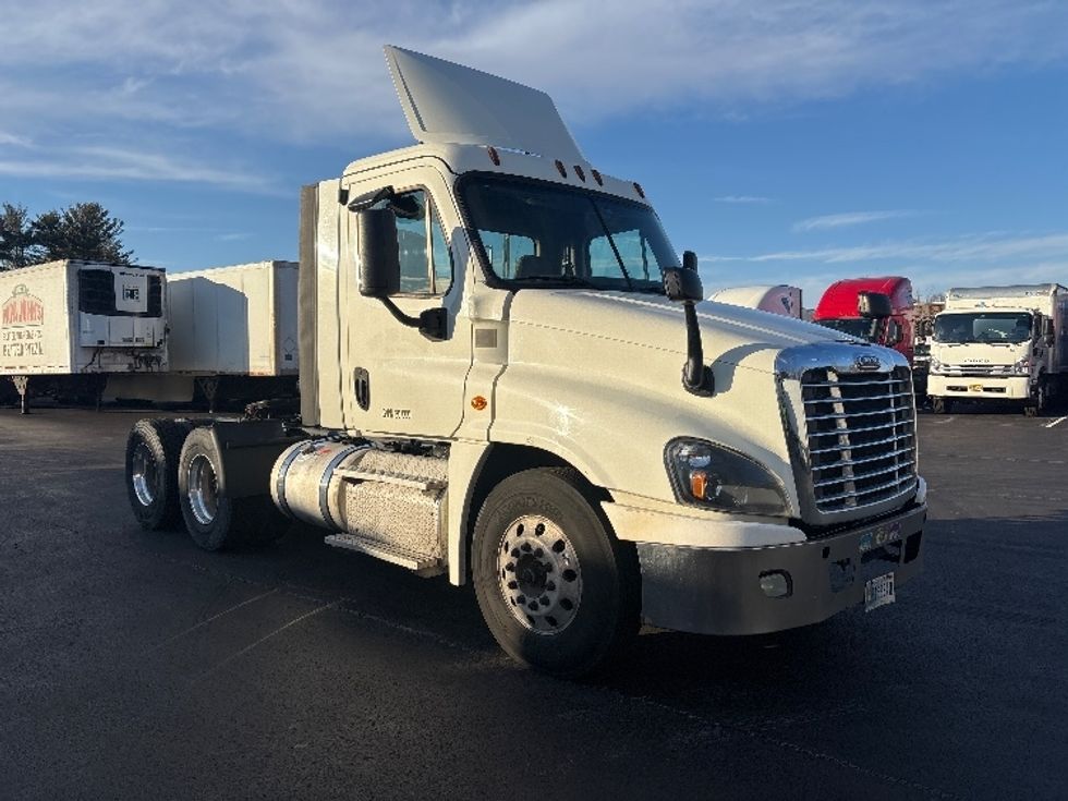 Day Cab Tractor-Heavy Duty Tractors-Freightliner-2019-Cascadia 12564ST-Cranbury-NJ-475,396\n\t\tmiles-$ 32,000 - Image 1
