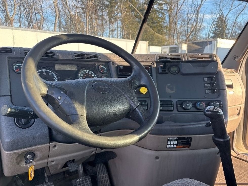 Day Cab Tractor-Heavy Duty Tractors-Freightliner-2019-Cascadia 12564ST-Cranbury-NJ-475,396\n\t\tmiles-$ 32,000 - Image 11