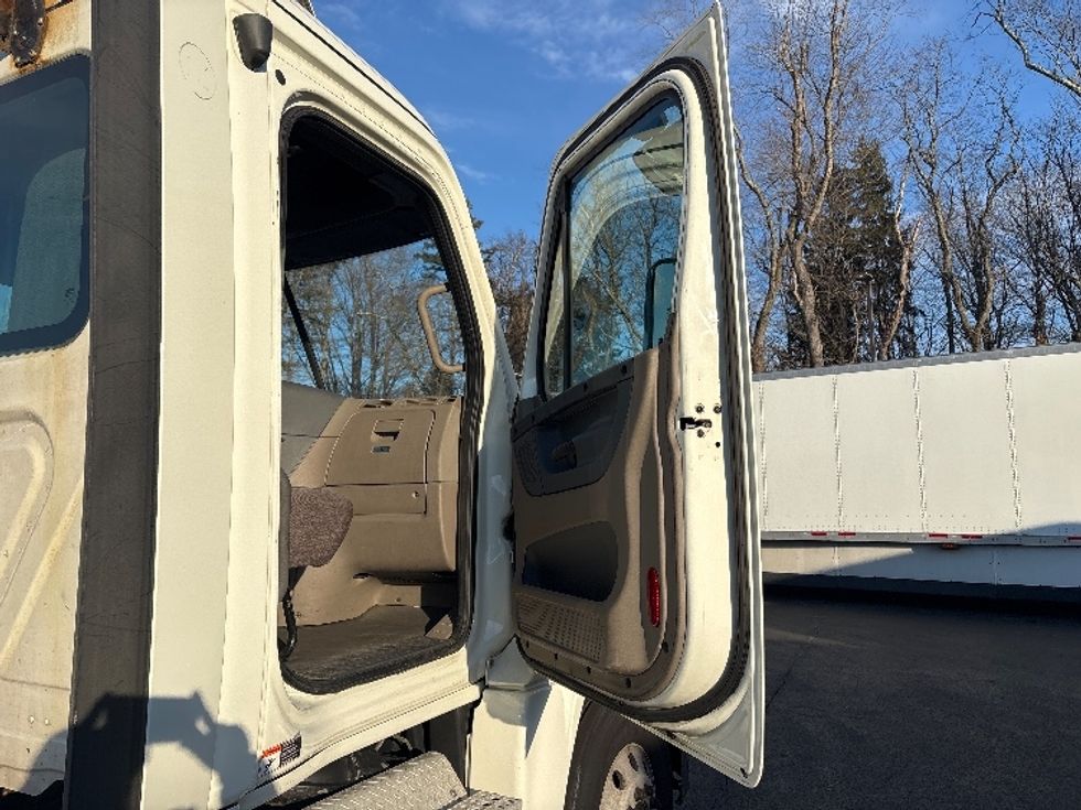 Day Cab Tractor-Heavy Duty Tractors-Freightliner-2019-Cascadia 12564ST-Cranbury-NJ-475,396\n\t\tmiles-$ 32,000 - Image 12