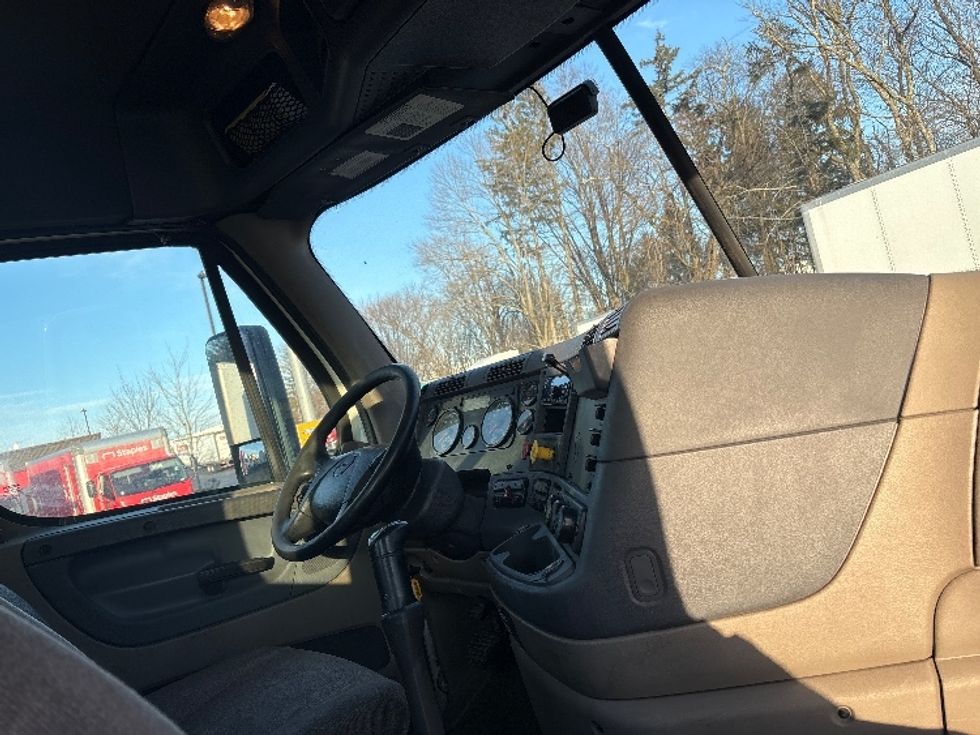 Day Cab Tractor-Heavy Duty Tractors-Freightliner-2019-Cascadia 12564ST-Cranbury-NJ-475,396\n\t\tmiles-$ 32,000 - Image 14