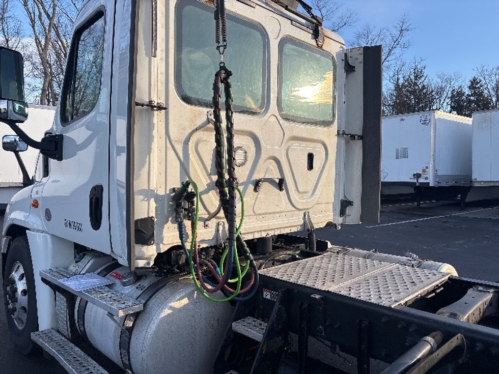 Day Cab Tractor-Heavy Duty Tractors-Freightliner-2019-Cascadia 12564ST-Cranbury-NJ-475,396\n\t\tmiles-$ 32,000 - Image 18