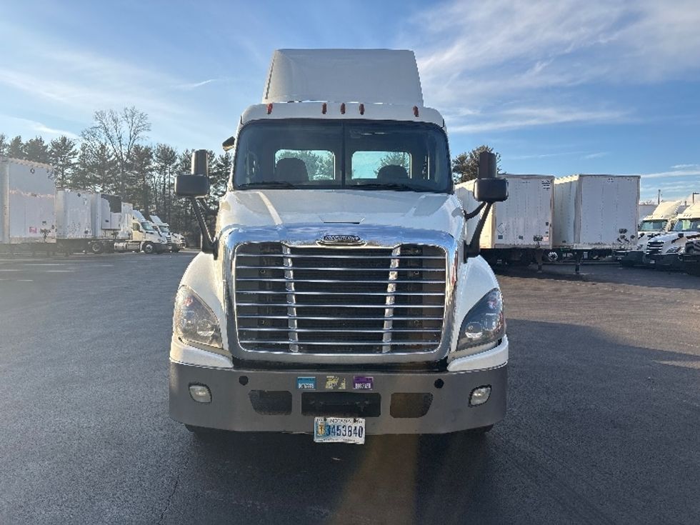Day Cab Tractor-Heavy Duty Tractors-Freightliner-2019-Cascadia 12564ST-Cranbury-NJ-475,396\n\t\tmiles-$ 32,000 - Image 2