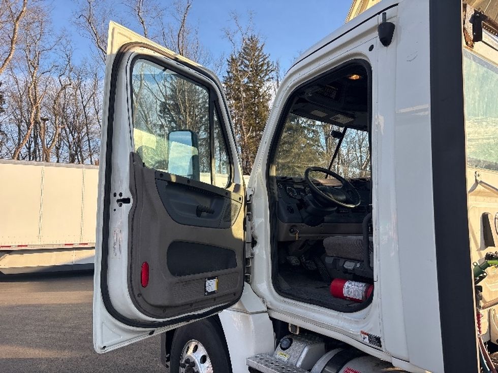 Day Cab Tractor-Heavy Duty Tractors-Freightliner-2019-Cascadia 12564ST-Cranbury-NJ-475,396\n\t\tmiles-$ 32,000 - Image 9