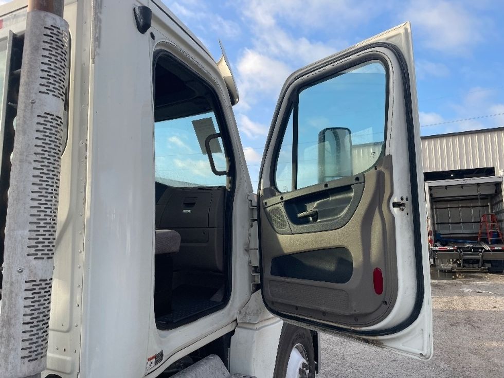 Day Cab Tractor-Heavy Duty Tractors-Freightliner-2019-Cascadia 12564ST-Dallas-TX-399,700\n\t\tmiles-$ 37,250 - Image 12