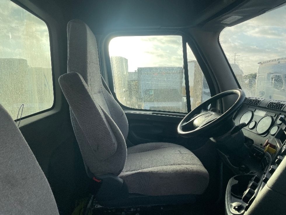 Day Cab Tractor-Heavy Duty Tractors-Freightliner-2019-Cascadia 12564ST-Dallas-TX-399,700\n\t\tmiles-$ 37,250 - Image 14