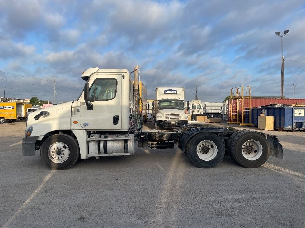 Day Cab Tractor-Heavy Duty Tractors-Freightliner-2019-Cascadia 12564ST-Dallas-TX-399,700\n\t\tmiles-$ 37,250 - Image 4