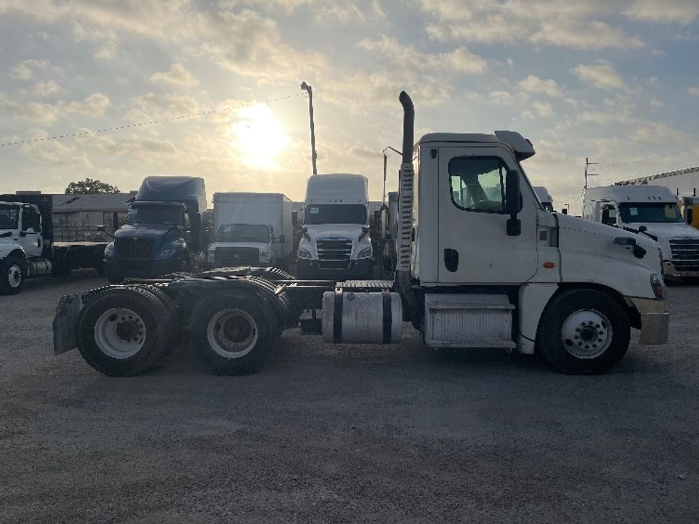 Day Cab Tractor-Heavy Duty Tractors-Freightliner-2019-Cascadia 12564ST-Dallas-TX-399,700\n\t\tmiles-$ 37,250 - Image 8