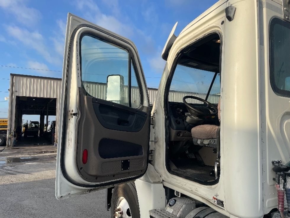 Day Cab Tractor-Heavy Duty Tractors-Freightliner-2019-Cascadia 12564ST-Dallas-TX-399,700\n\t\tmiles-$ 37,250 - Image 9