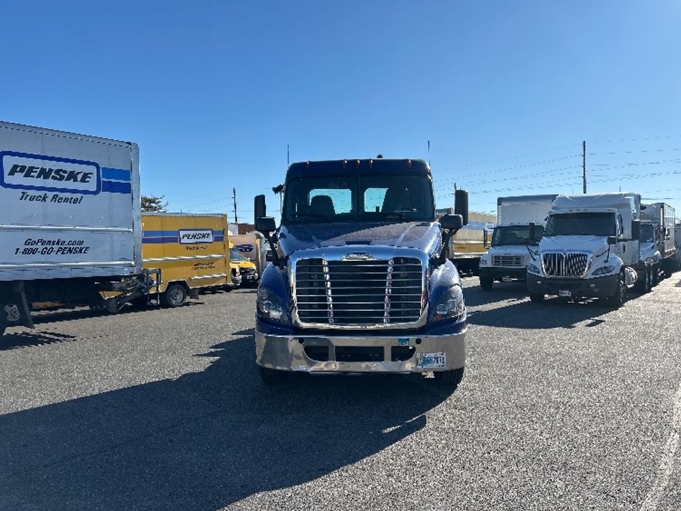 2019 Freightliner Cascadia 125" Sleeper Cab photo 2