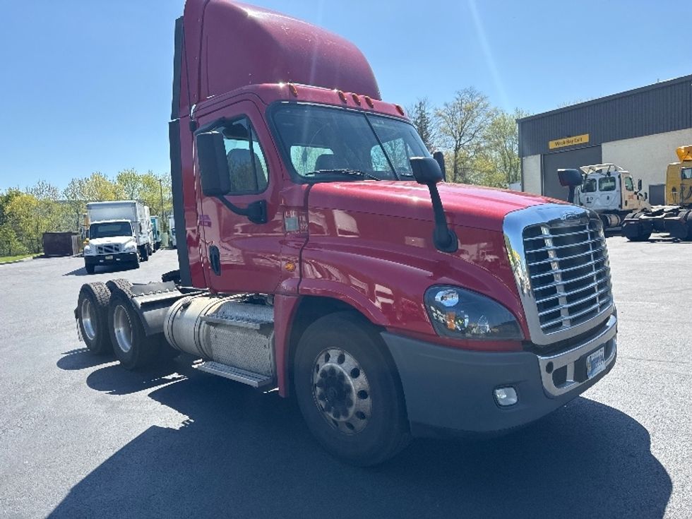 Day Cab Tractor-Heavy Duty Tractors-Freightliner-2019-Cascadia 12564ST-Dayton-NJ-326,312\n\t\tmiles-$ 55,750 - Image 1