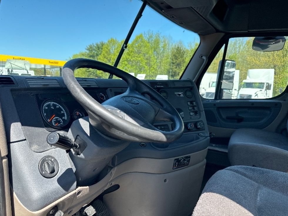 Day Cab Tractor-Heavy Duty Tractors-Freightliner-2019-Cascadia 12564ST-Dayton-NJ-326,312\n\t\tmiles-$ 55,750 - Image 10