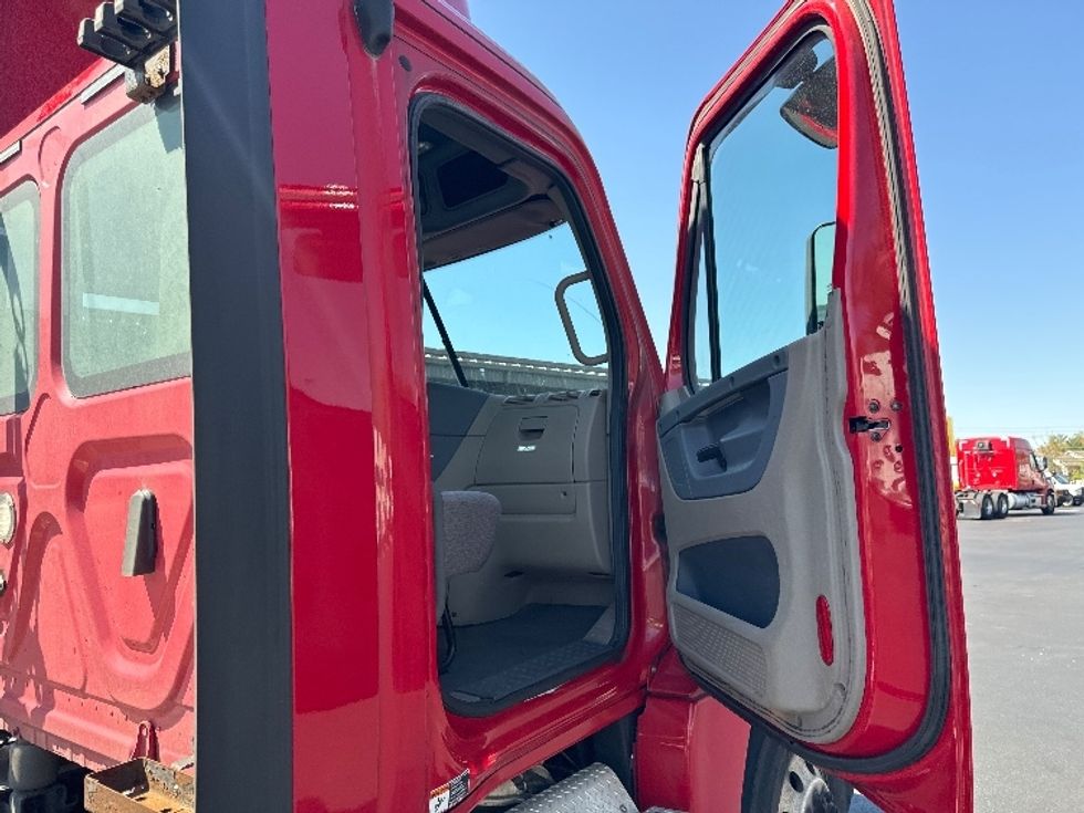 Day Cab Tractor-Heavy Duty Tractors-Freightliner-2019-Cascadia 12564ST-Dayton-NJ-326,312\n\t\tmiles-$ 55,750 - Image 12