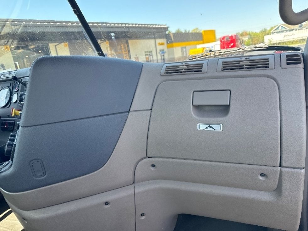 Day Cab Tractor-Heavy Duty Tractors-Freightliner-2019-Cascadia 12564ST-Dayton-NJ-326,312\n\t\tmiles-$ 55,750 - Image 13